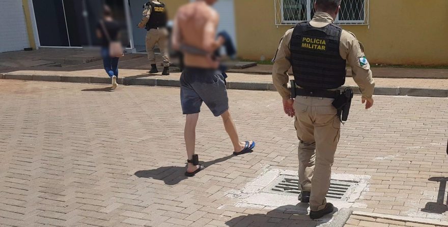 Monitorado por tornozeleira eletrônica, homem é preso por ameaçar ex-companheira