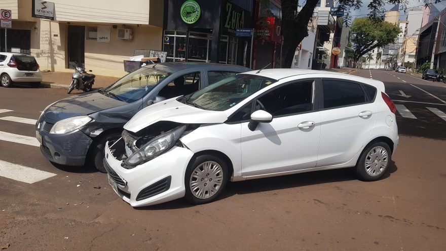 Sandero e Fiesta se envolvem em acidente na Rua Paraná em Cascavel