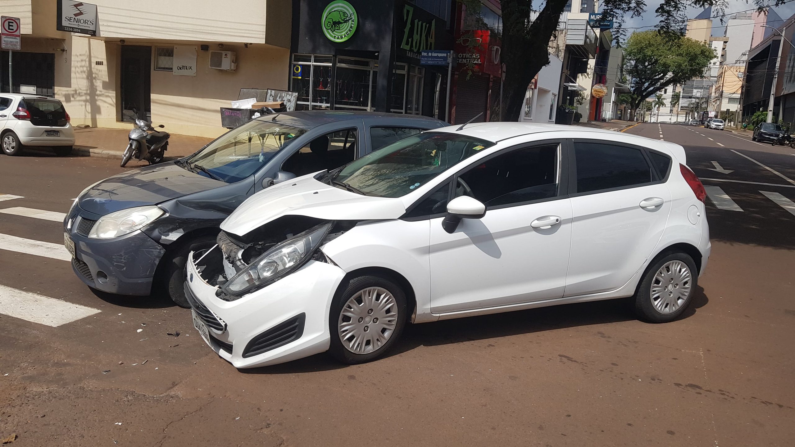 Sandero e Fiesta se envolvem em acidente na Rua Paraná em Cascavel Sandero e Fiesta se envolvem em acidente na Rua Paraná em Cascavel