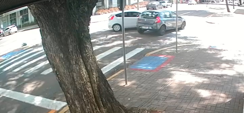 Imagem flagra acidente entre carros na Rua Paraná