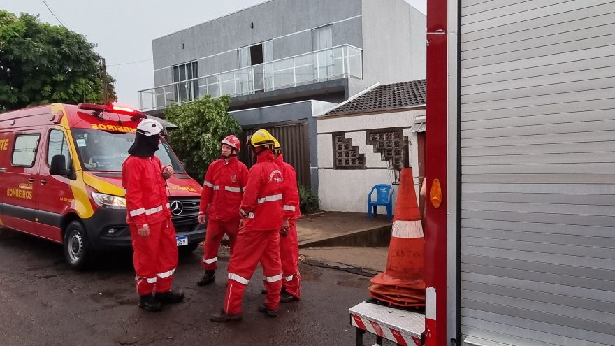 Piso de residência cede e mãe e filho caem em buraco no Bairro Universitário em Cascavel