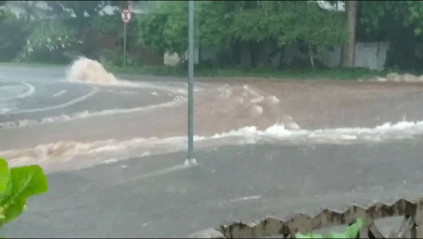 Forte chuva atinge Cascavel neste sábado e causa pontos de alagamentos