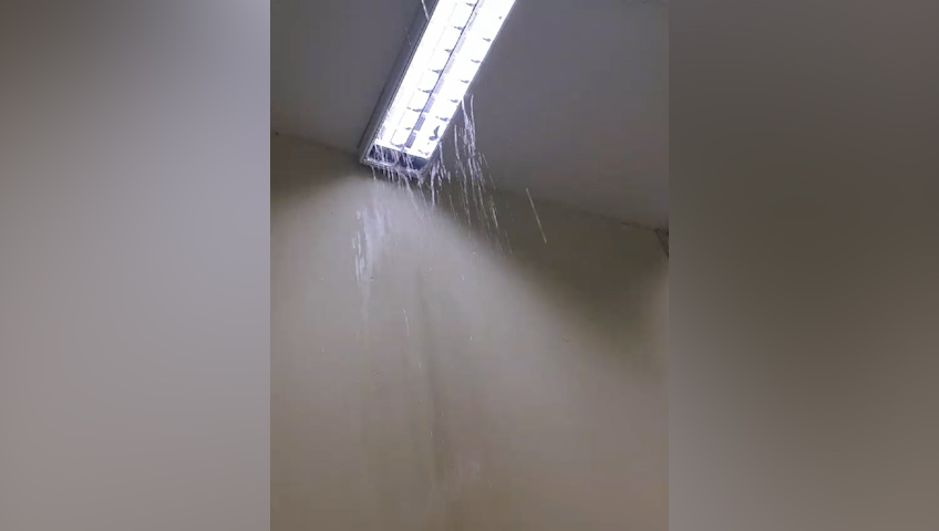 Água da chuva invade Upa Veneza neste sábado (22)