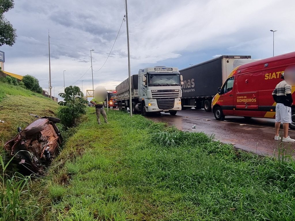 Carro capota na BR-277 e motorista venezuelano fica ferido