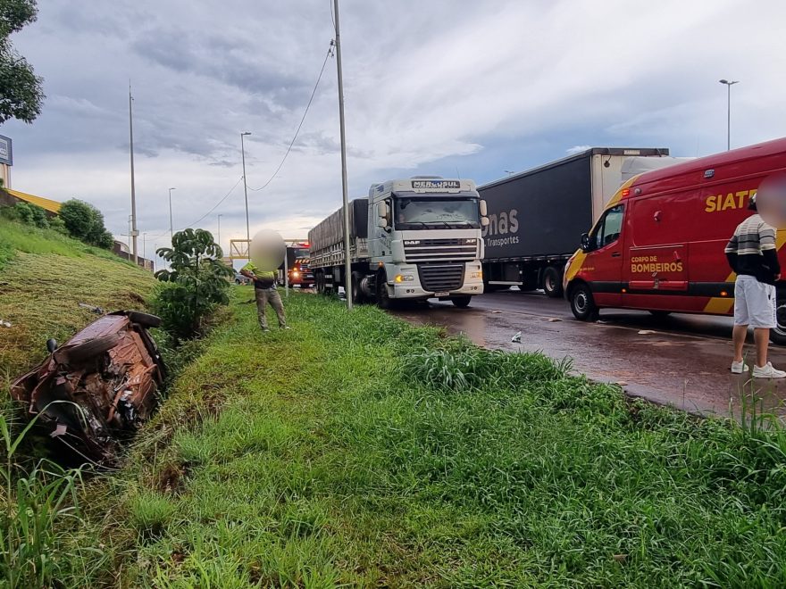 Carro capota na BR-277 e motorista venezuelano fica ferido