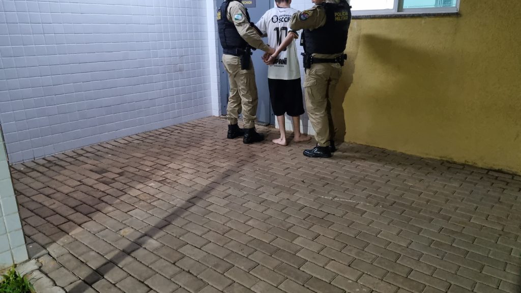 Jovem ameaça a mãe no Cascavel Velho e é preso pela PM