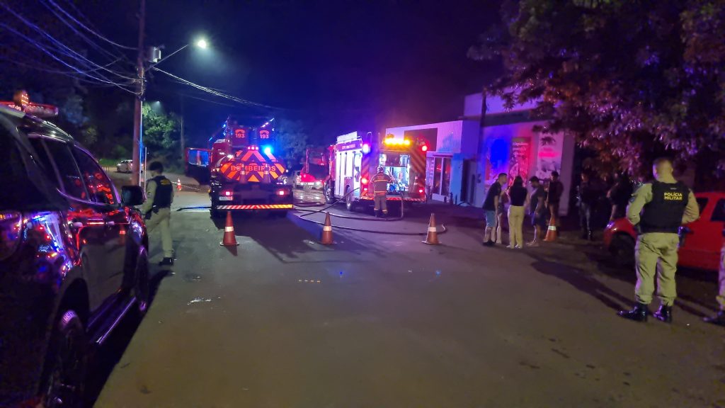 Incêndio em empresa mobiliza diversas equipes do Corpo de Bombeiros no Parque São Paulo