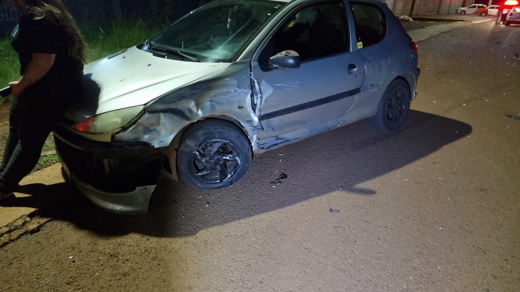 Peugeot e Gol colidem na marginal da BR 277 em Cascavel