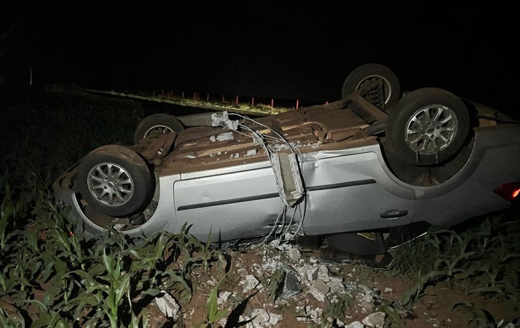Fiesta capota e colide com poste, deixando mulher ferida na PR-182