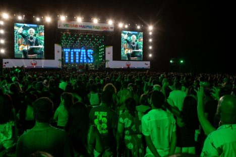 Fechando o Verão Maior, Titãs reúnem multidão de 105 mil pessoas em Matinhos Imagem referente a Fechando o Verão Maior, Titãs reúnem multidão de 105 mil pessoas em Matinhos