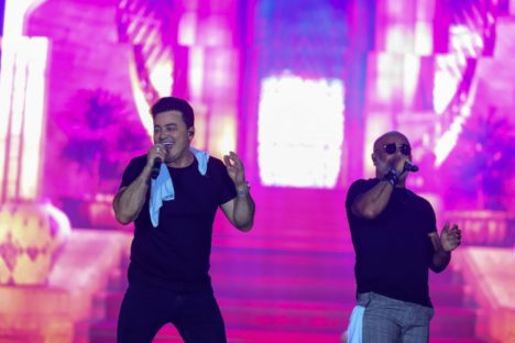 Em Pontal do Paraná, 28 mil pessoas cantam com Rick & Renner os grandes sucessos da dupla Imagem referente a Em Pontal do Paraná, 28 mil pessoas cantam com Rick & Renner os grandes sucessos da dupla