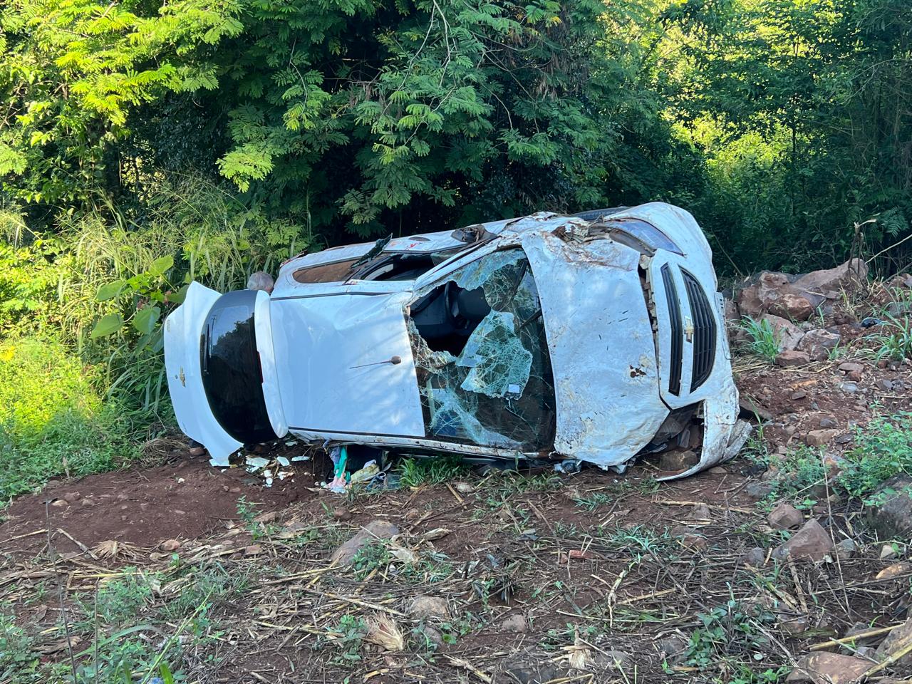 Motorista de 64 anos sai ileso após acidente em Quilombo