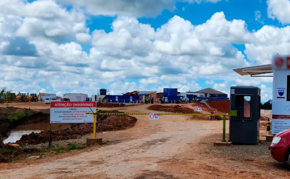 Trabalhador é esmagado por viga de concreto e morre em obra de fábrica