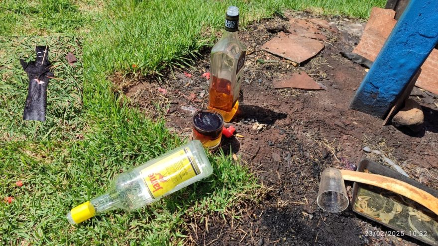 Boneco perfurado com palitos, cachaça, velas e fogo; Cascavelenses reclamam de ‘oferenda’ em cemitério