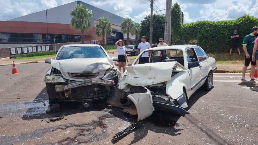 Chevette e Astra se envolvem em forte colisão no Bairro Universitário