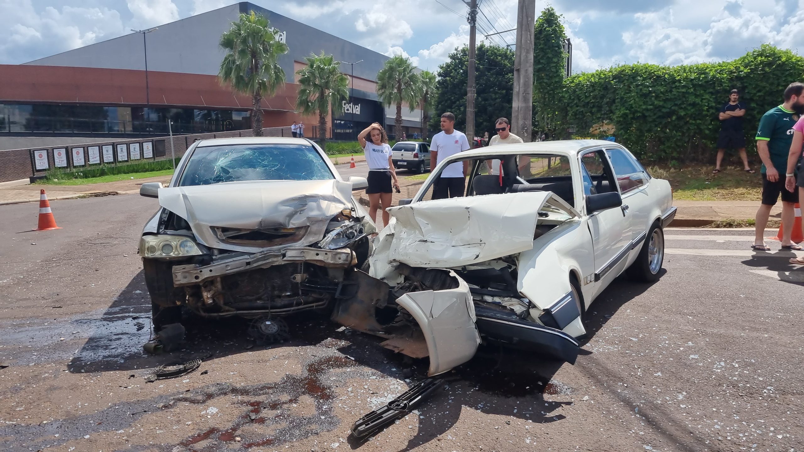 Chevette e Astra se envolvem em forte colisão no Bairro Universitário