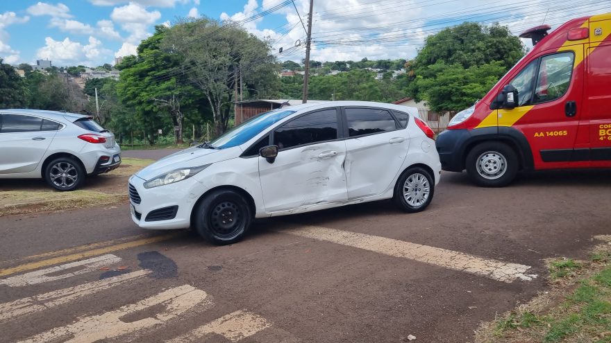 Batida entre carro e moto na Rua Potiguaras deixa jovem ferido
