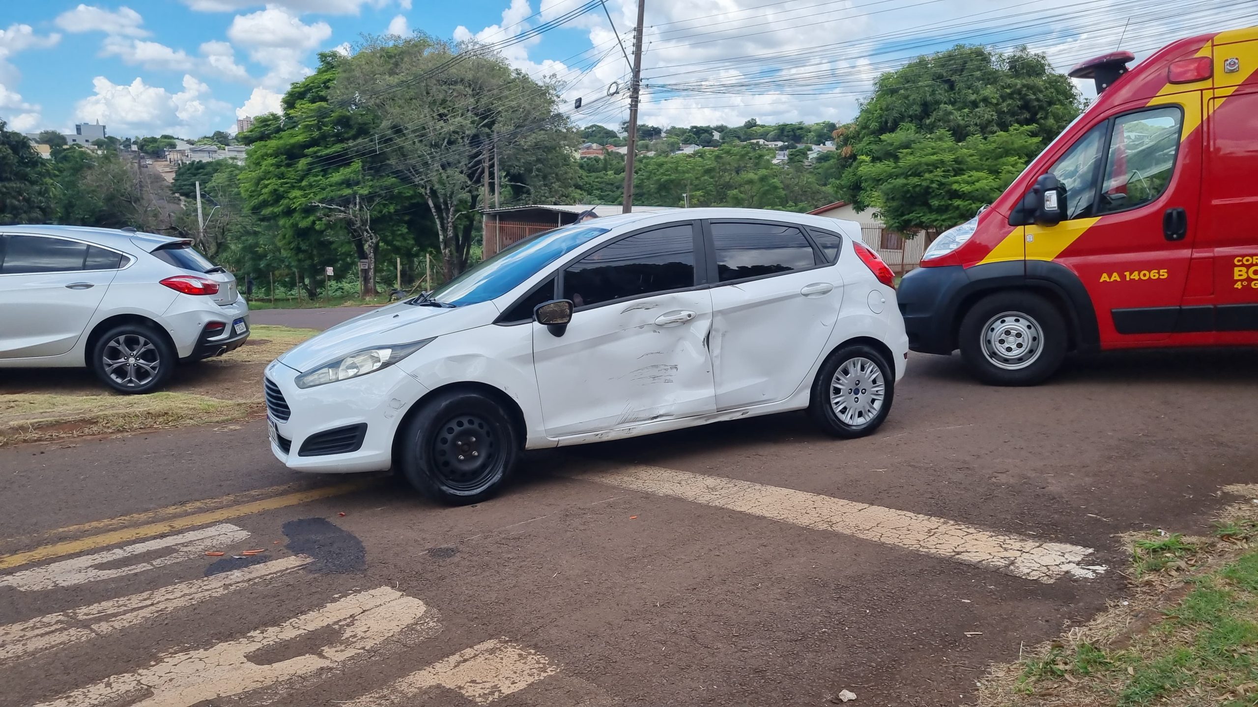 Batida entre carro e moto na Rua Potiguaras deixa jovem ferido