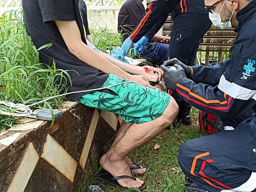 Bicicleta “falta freio” e adolescentes batem em portão de residência no Turisparque