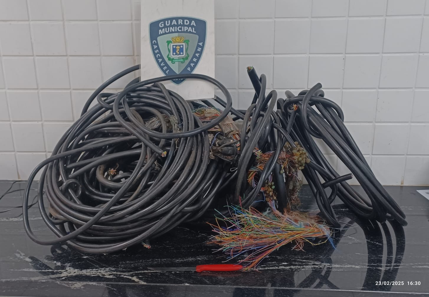 Homem é detido pela GM com cerca de 15 kg de fios de cobre no Santa Felicidade