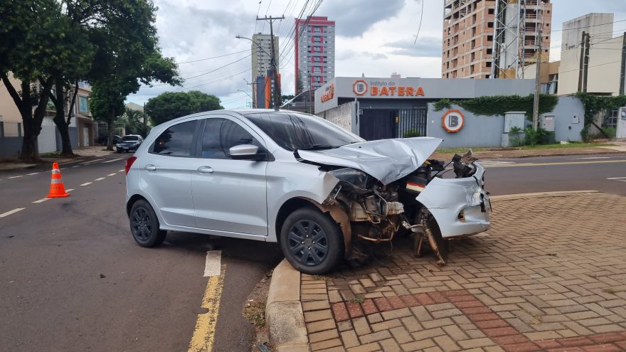 Ford Ka tem a frente destruída em acidente na Rua Presidente Kennedy