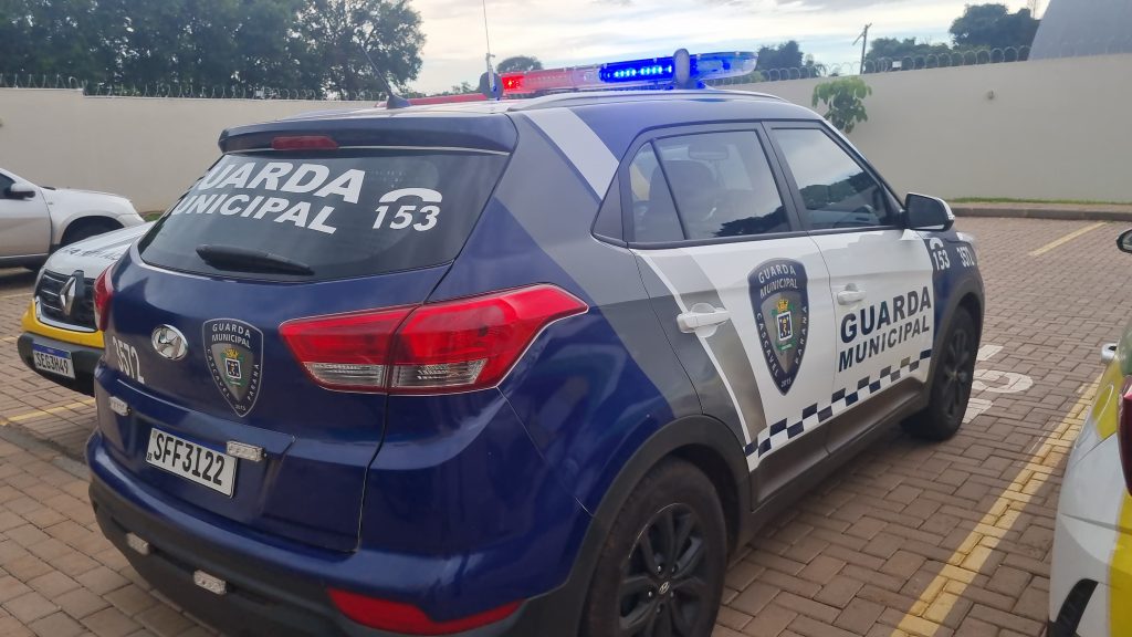 Idosa é detida após tentar agredir GM com chute e fiscal com garrafada