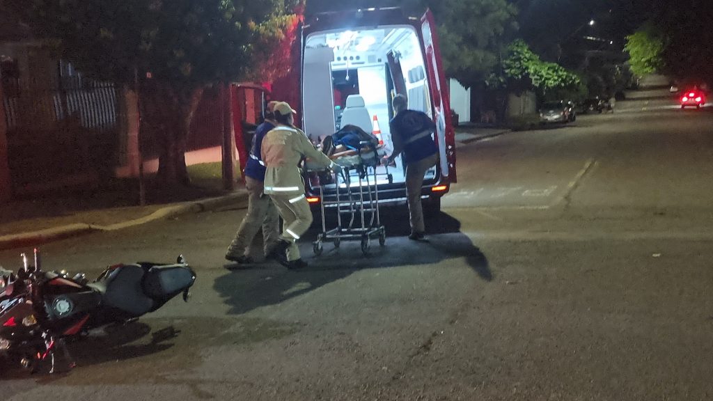 Motociclista fica ferido em acidente no Centro e carro foge do local