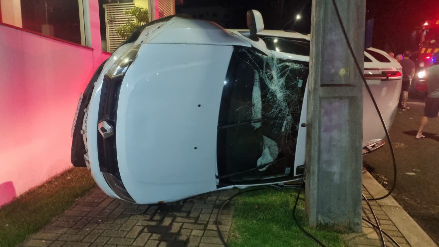 Duster tomba após colidir com Palio no Centro