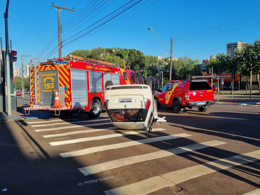 Capotamento é registrado na Avenida Brasil, no Centro de Cascavel
