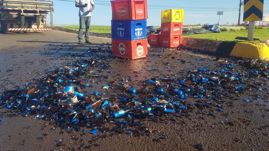 Caminhão carregado com cerveja perde parte da carga no Trevo Guarujá