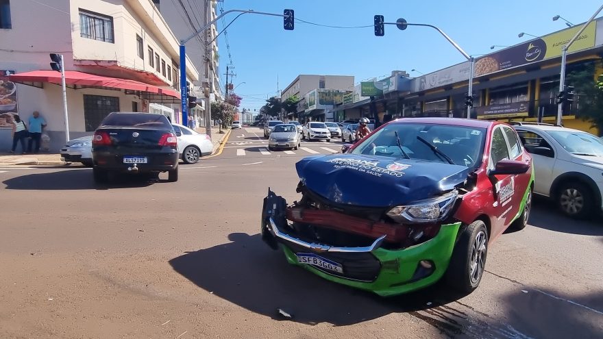 Siena e Onix se envolvem em colisão no cruzamento da Avenida Carlos Gomes e Rua São Paulo