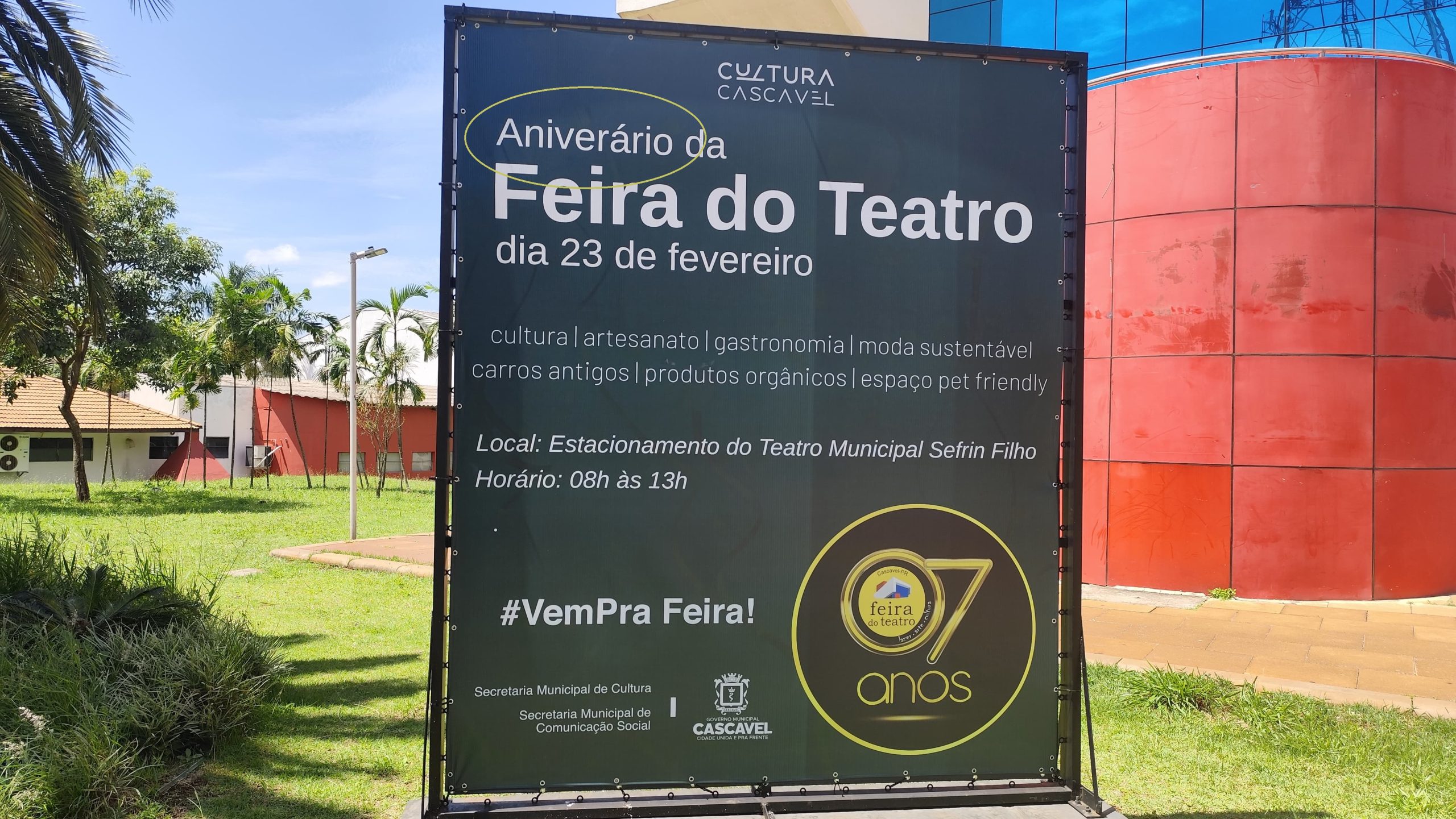 Placa com erro de português vira piada nas redes sociais, mas promove Feira do Teatro Placa com erro de português vira piada nas redes sociais, mas promove Feira do Teatro