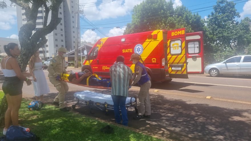 Motociclista é socorrido pelo Siate após se envolver em acidente de trânsito na Avenida Tancredo Neves