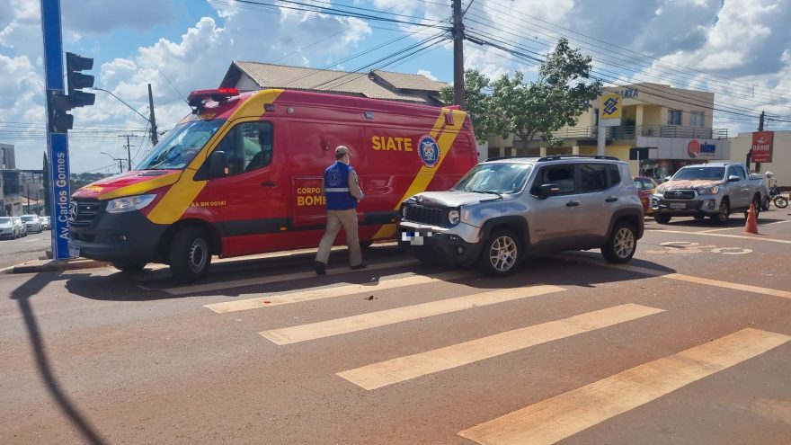 Acidente entre Renegade e Mobi deixa mulher ferida na Avenida Carlos Gomes