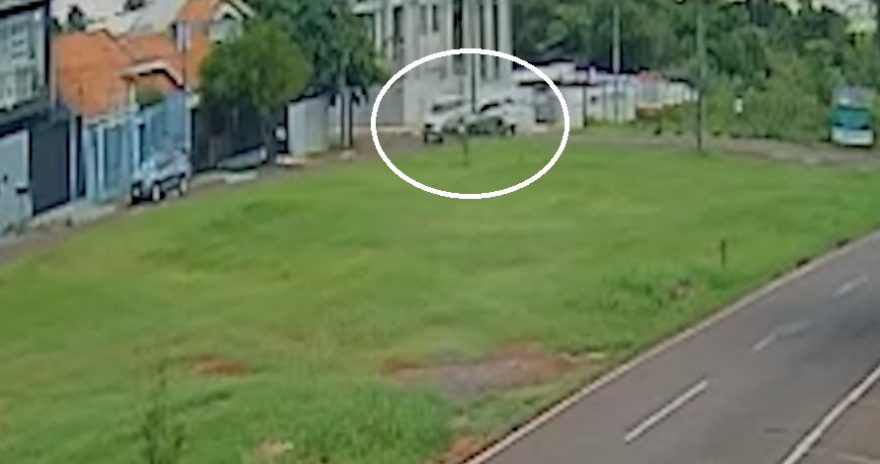 Câmera flagra Auris e S10 colidindo no Parque Verde