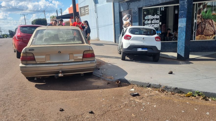 Culpa do calor? Kwid quase invade sorveteria após colisão com Escort