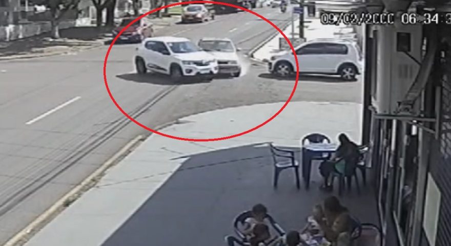 Câmera flagra acidente entre Kwid e Escort