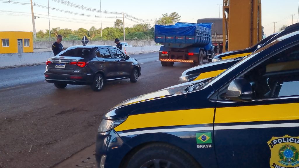 Operação da PRF com foco no transporte coletivo de passageiros é realizada na BR-277