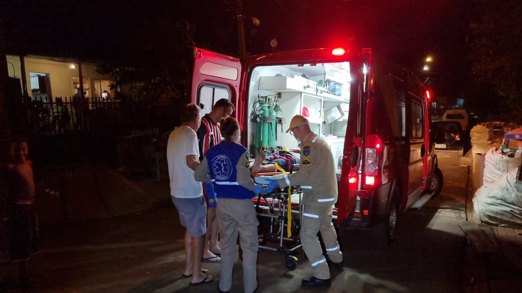 Ao tentar retirar abelhas, homem cai do telhado e quebra o dedo no XIV de Novembro