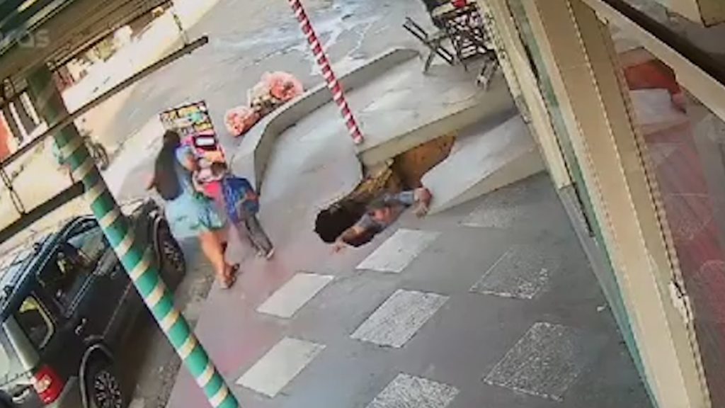 Engolido pelo buraco? Piso cede e homem sofre queda; veja o vídeo