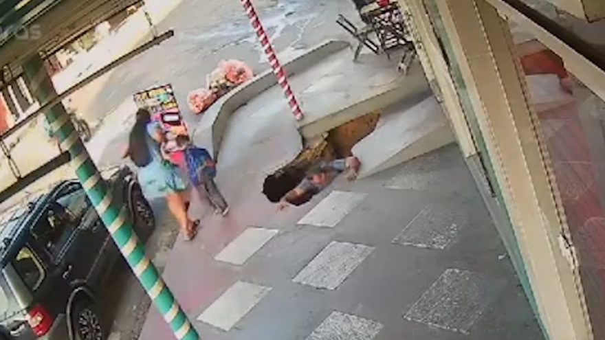 Engolido pelo buraco? Piso cede e homem sofre queda; veja o vídeo