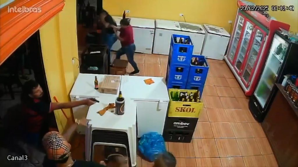 Veja momento que homem é assassinado a tiros durante briga em bar