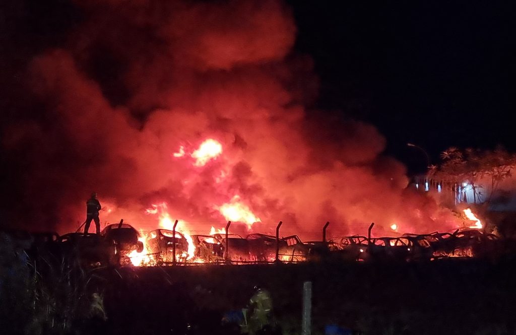 Grande incêndio destrói centenas de veículos no pátio do Detran