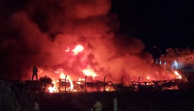 Grande incêndio destrói centenas de veículos no pátio do Detran Imagem referente a Grande incêndio destrói centenas de veículos no pátio do Detran