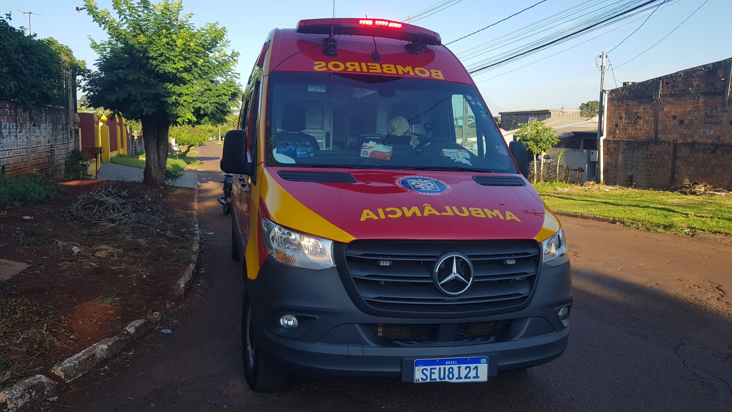Adolescente fica ferida ao colidir patinete contra carro na Rua Altemar Dutra