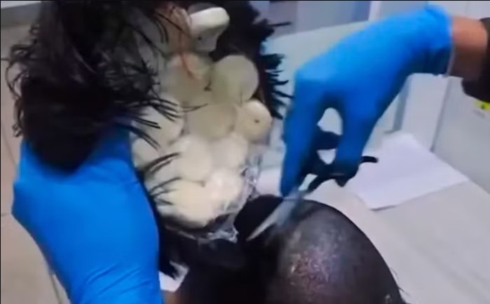 Colombiano tenta levar drogas a escondidas na peruca em Aeroporto
