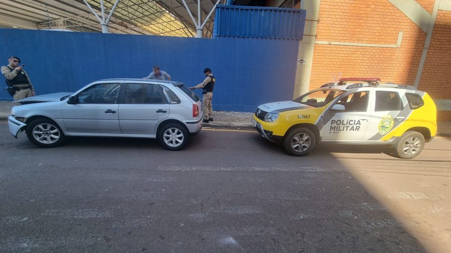 PM é acionada após moradores denunciarem veículo batido e abandonado no Centro