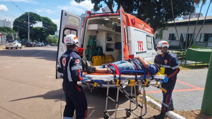 Motociclista é socorrido pelo Samu após acidente no Centro