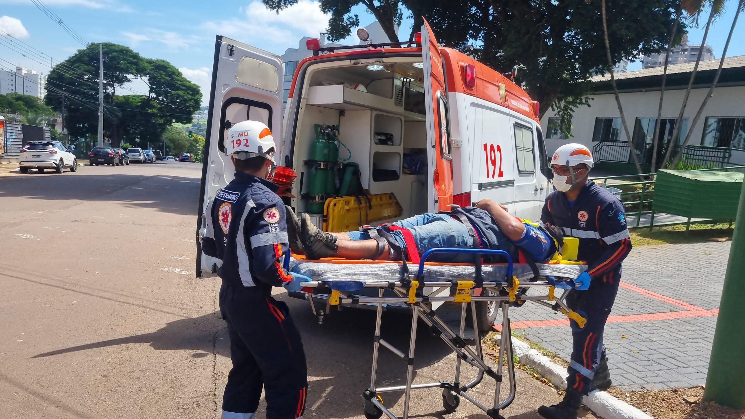 Motociclista é socorrido pelo Samu após acidente no Centro