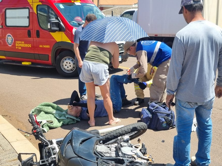 Motociclista em lesão grave na perna após colisão com carro no Coqueiral